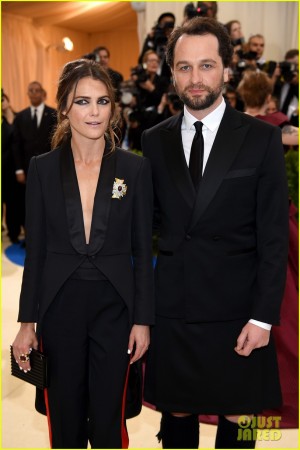keri-russell-matthew-rhys-met-gala-2017-02